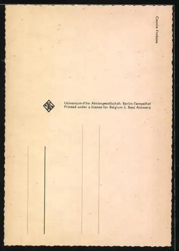 AK Musikerin Conny Froboess stützt lächelnd den Kopf in die Hand