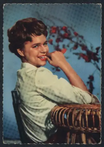 AK Musikerin Conny Froboes blick lächelnd über ihre Schulter