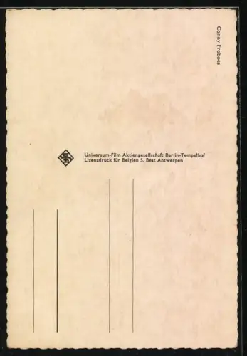 AK Musikerin Conny Froboes blick lächelnd über ihre Schulter