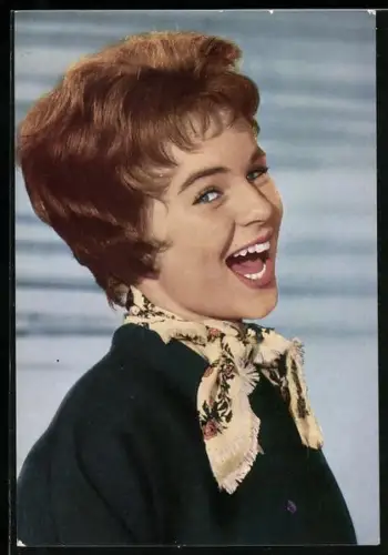 AK Musikerin Conny Froboes lachend im Porträt