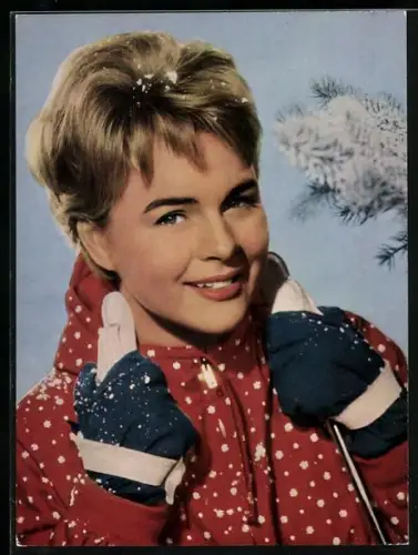 AK Musikerin Conny Froboess in Winterkleidung zur Kamera blickend