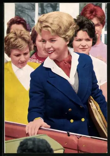 AK Musikerin Conny Froboess lächelnd zur Seite schauend