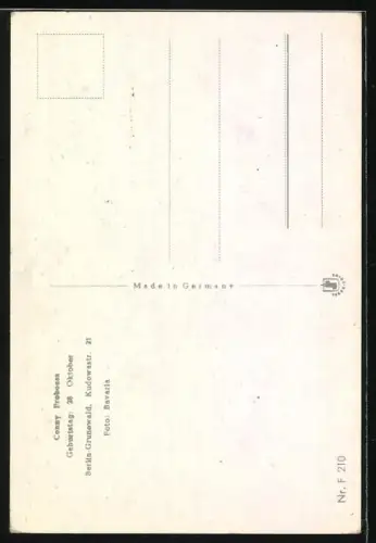 AK Musikerin Conny Froboes lächelnd im Porträt