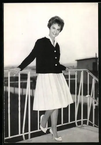 AK Musikerin Conny Froboess im weissen Rock an einem Terrassenzaun