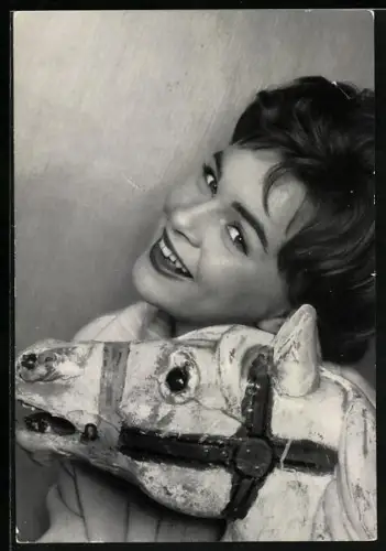 AK Musikerin Conny Froboess mit Pferdepuppe