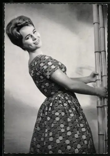 AK Musikerin Conny lächelnd im Kleid posierend