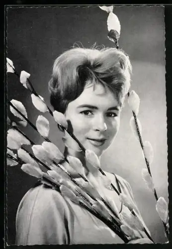 AK Musikerin Conny Froboes mit riesigen Weidenkätzchen im Porträt