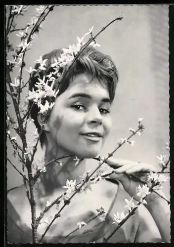 AK Musikerin Conny lächelnd im Porträt