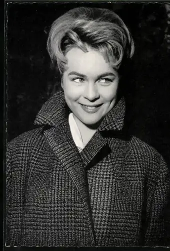 AK Musikerin Conny in dunklem Mantel