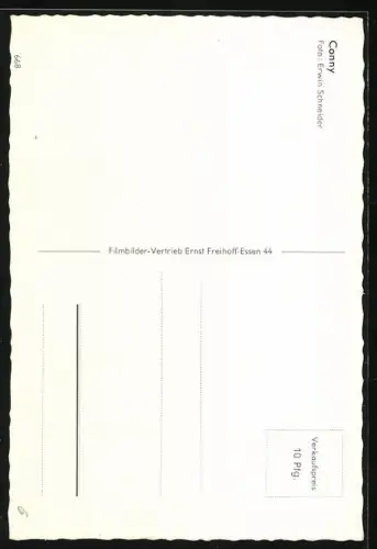 AK Musikerin Conny in dunklem Mantel