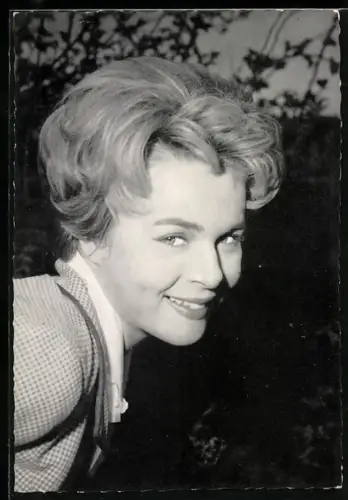 AK Musikerin Conny im seitlichen Profil mit Dauerwelle