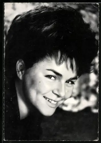 AK Musikerin Conny Froboess lächelnd in Kamera schauend