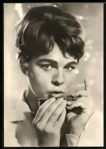 AK Musikerin Conny mit Mundharmonika