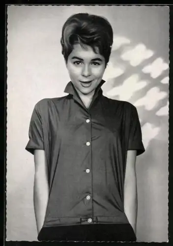 AK Musikerin Conny, Porträt mit Bluse