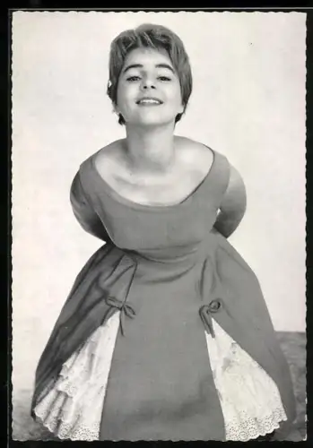 AK Musikerin Conny Froboess im schulterfreien Kleid