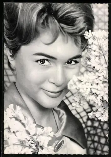 AK Musikerin Conny Froboess schnuppert am Flieder