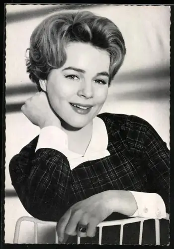 AK Musikerin Conny Froboess in die Kamera lächelnd