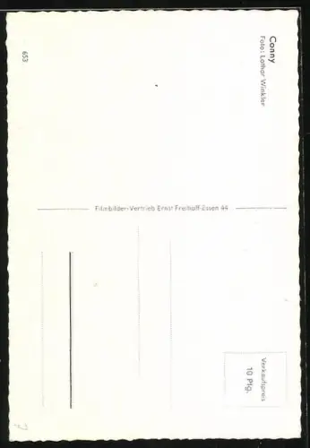 AK Musikerin Conny Froboess in die Kamera lächelnd