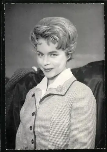 AK Musikerin Conny Froboess im adretten Kostüm