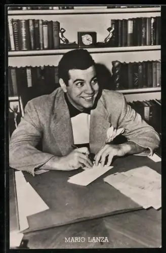 AK Opernsänger Mario Lanza Briefe schreibend porträtiert