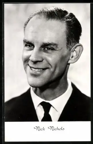AK Musiker Nick Nichols lächelnd im Porträt