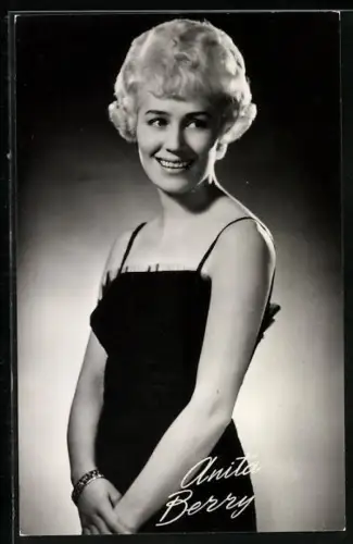 AK Musikerin Anita Berry in dunklem Kleid