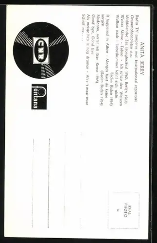 AK Musikerin Anita Berry in dunklem Kleid