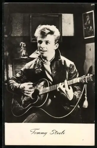 AK Musiker Tommy Steele mit Gitarre