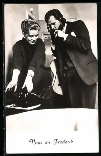 AK Musikerduo Nina en Frederik mit Gitarre und Telefon