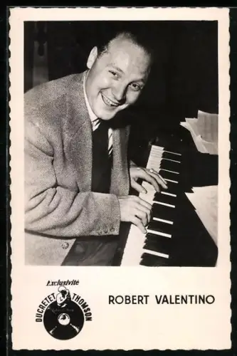 AK Musiker Robert Valentino am Klavier