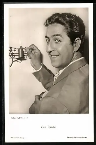 AK Musiker Vico Torriani zündet eine Kerze an