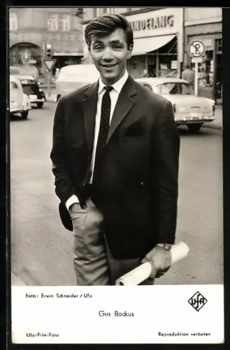 AK Schauspieler Gus Backus steht an einer Strasse