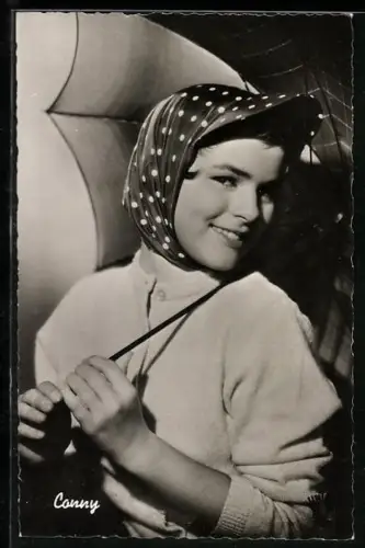 AK Musikerin Conny mit Schirm und Kopftuch