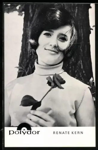 AK Sängerin Renate Kern mit Rose in der Hand