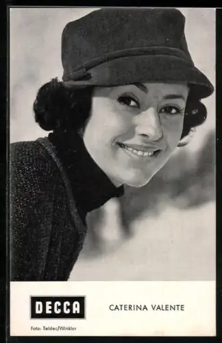 AK Musikerin Caterina Valente mit Hut im Porträt