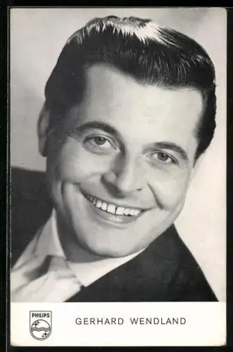 AK Musiker Gerhard Wendland in die Kamera lächelnd