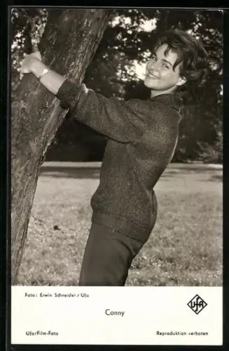 AK Musikerin Conny Froboess an einem Baum im Freien stehend