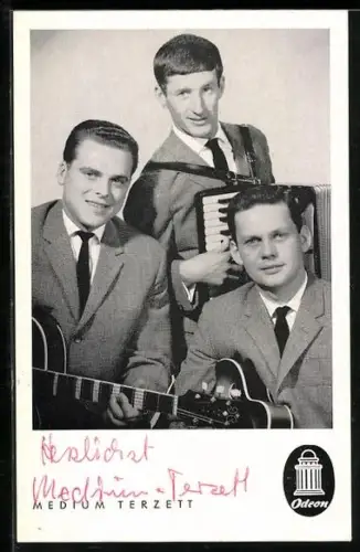 AK Musikergruppe Medium Terzett mit Musikinstrumenten