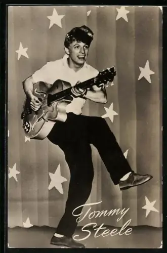 AK Musiker Tommy Steele spielt Gitarre