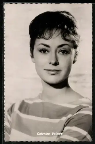 AK Musikerin Caterina Valente in gestreiftem Oberteil