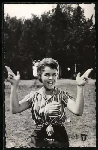 AK Musikerin Conny auf einer Wiese sitzend