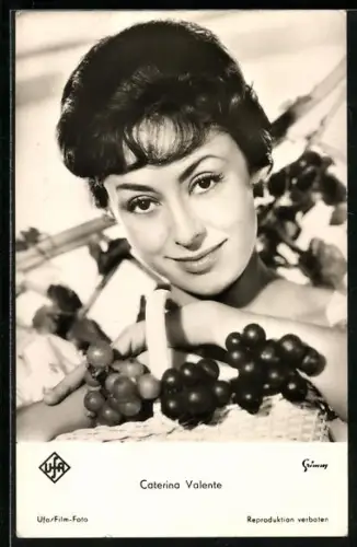 AK Musikerin Caterina Valente mit Früchten