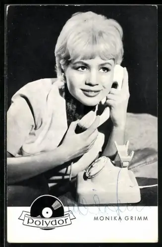 AK Musikerin Monika Grimm mit Telefon