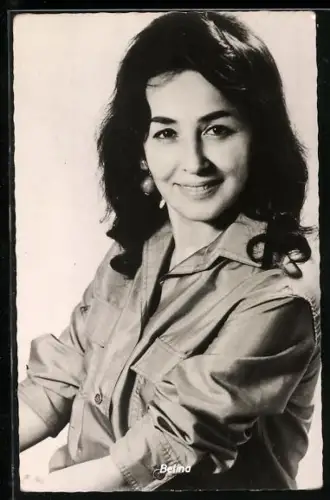 AK Musikerin Belina lächelnd im Porträt