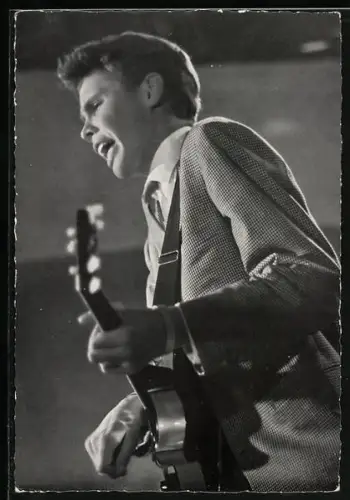 AK Sänger Peter Kraus mit Gitarre bei einem Auftritt