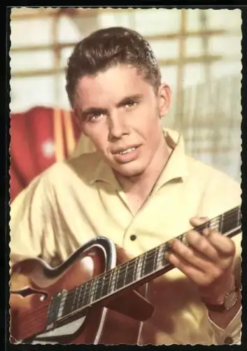 AK Musiker Peter Kraus spielt Klavier