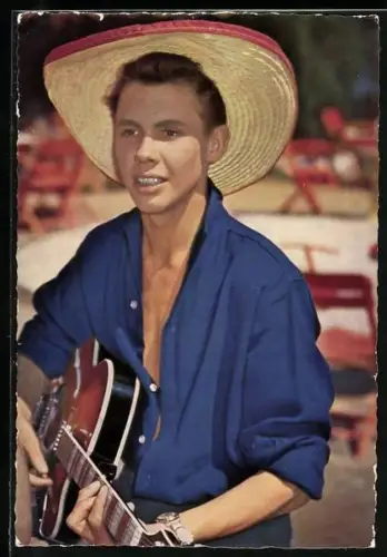 AK Musiker Peter Kraus mit Gitarre und Strohhut am Strand