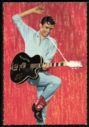 AK Musiker Peter Kraus mit Gitarre und Cowboy Stiefeln