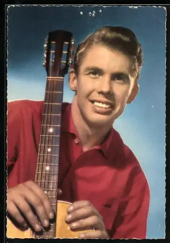 AK Musiker Peter Kraus mit Gitarre posierend