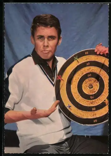 AK Musiker Peter Kraus mit einer Dartscheibe